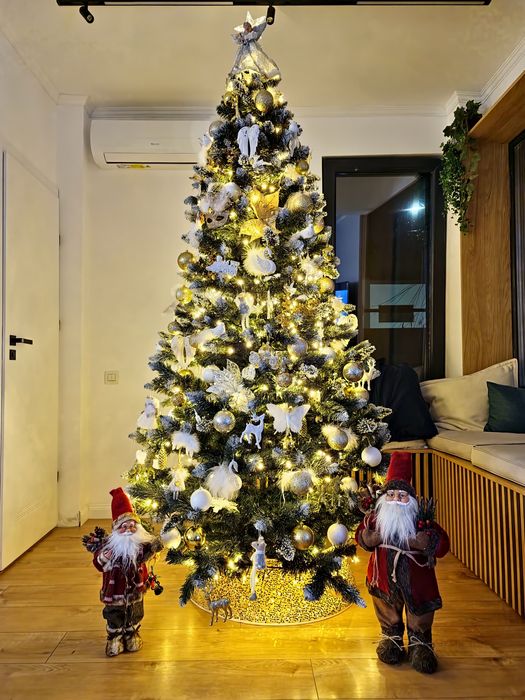 Brad artificial cu vârfuri ninse și conuri – 2,40 m – stare impecabilă