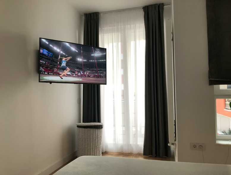 Suport TV de perete actionat electric new