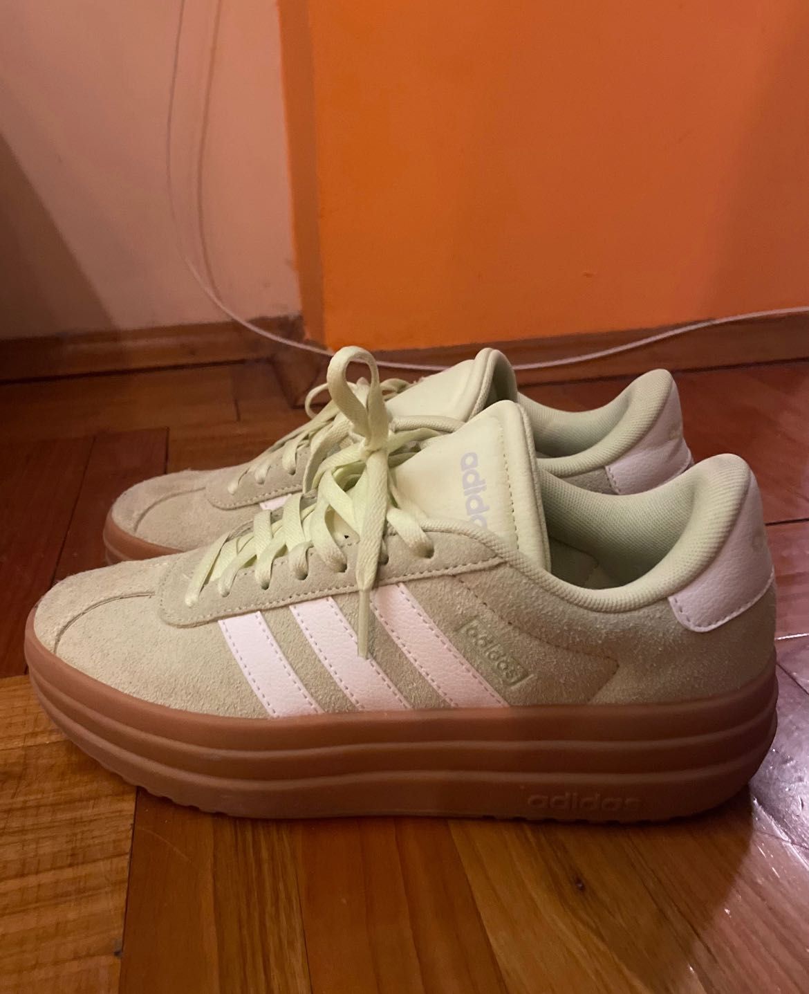 светло зелени Adidas обувки номер 38