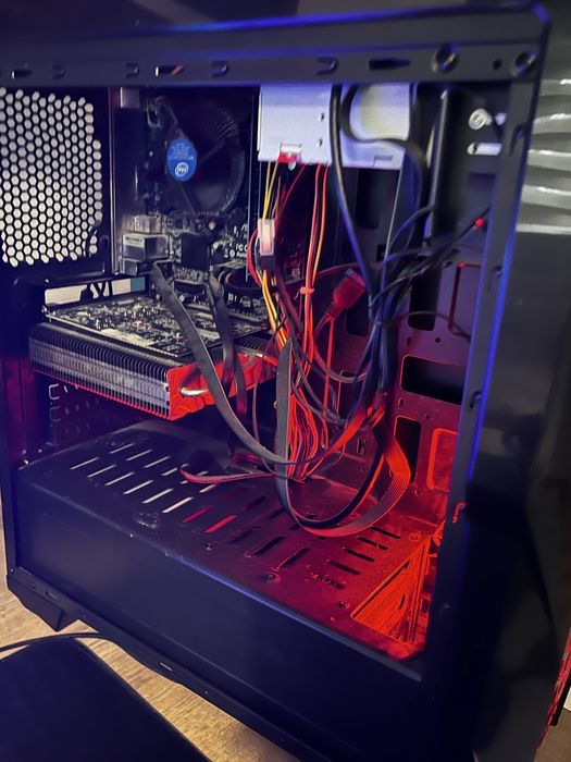 Геймърски компютър 16gb. ram перфектен за игри.
