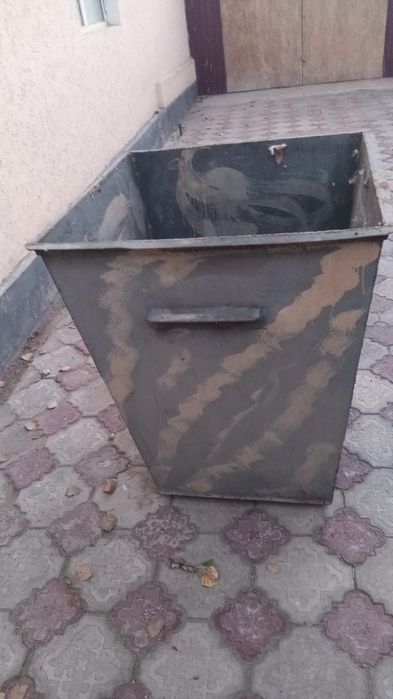 Продается мусорный контейнер б/у