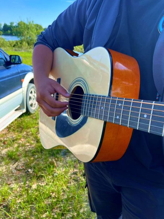 ПРОДАМ гитару YAMAHA F310 в комплекте стойка,ремень , чехол СРОЧНО