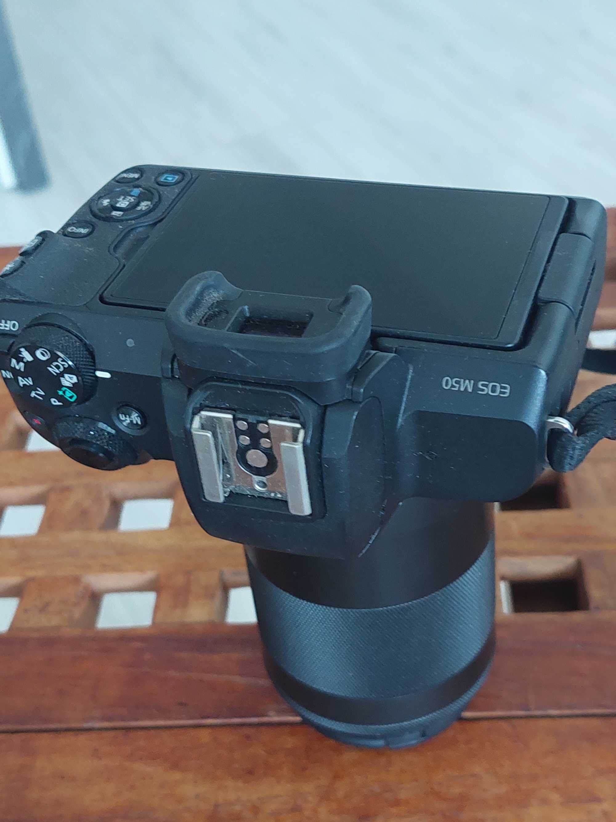 Продавам комплект фотоапарат Canon EOS M50 Mark II