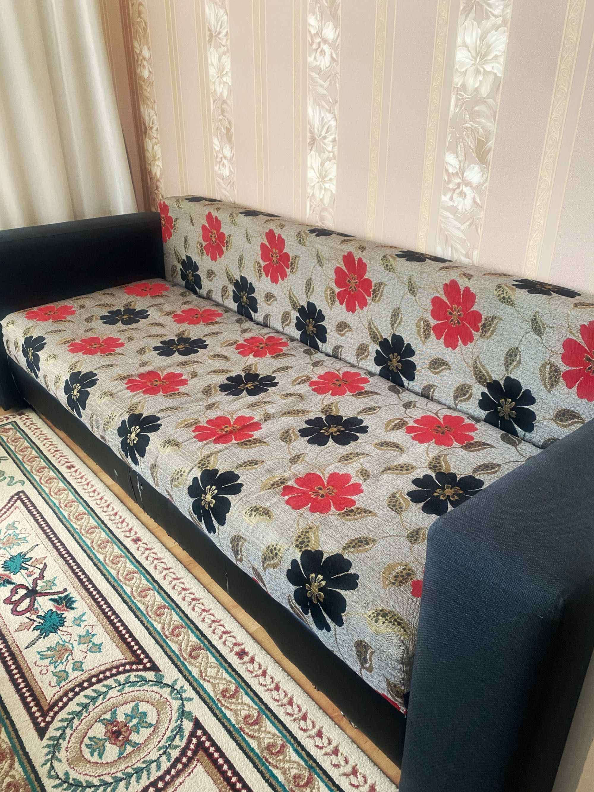 Продам СРОЧНО диван в хорошем состоянии