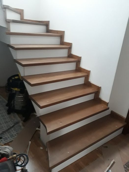 Scări din lemn masiv și usi de interior