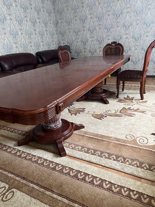 Стол деревянный в комплекте 12 стульев