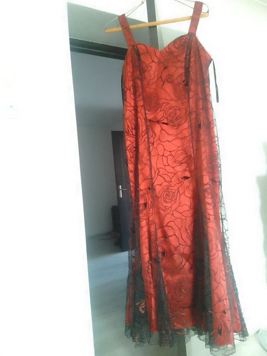 Vând rochie roșie purtata o singura data.