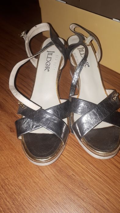 Абсолютно новая летняя обувь