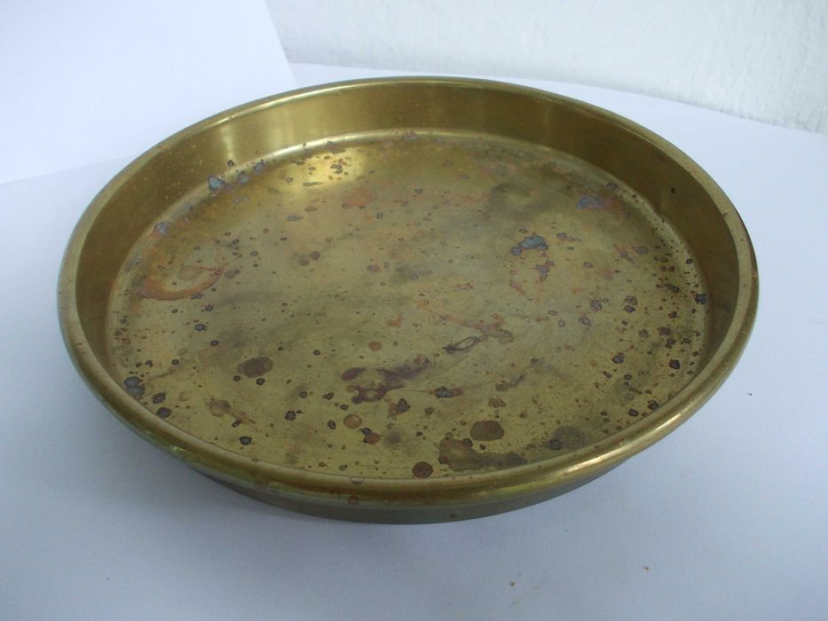 vas vechi din alama cu capac