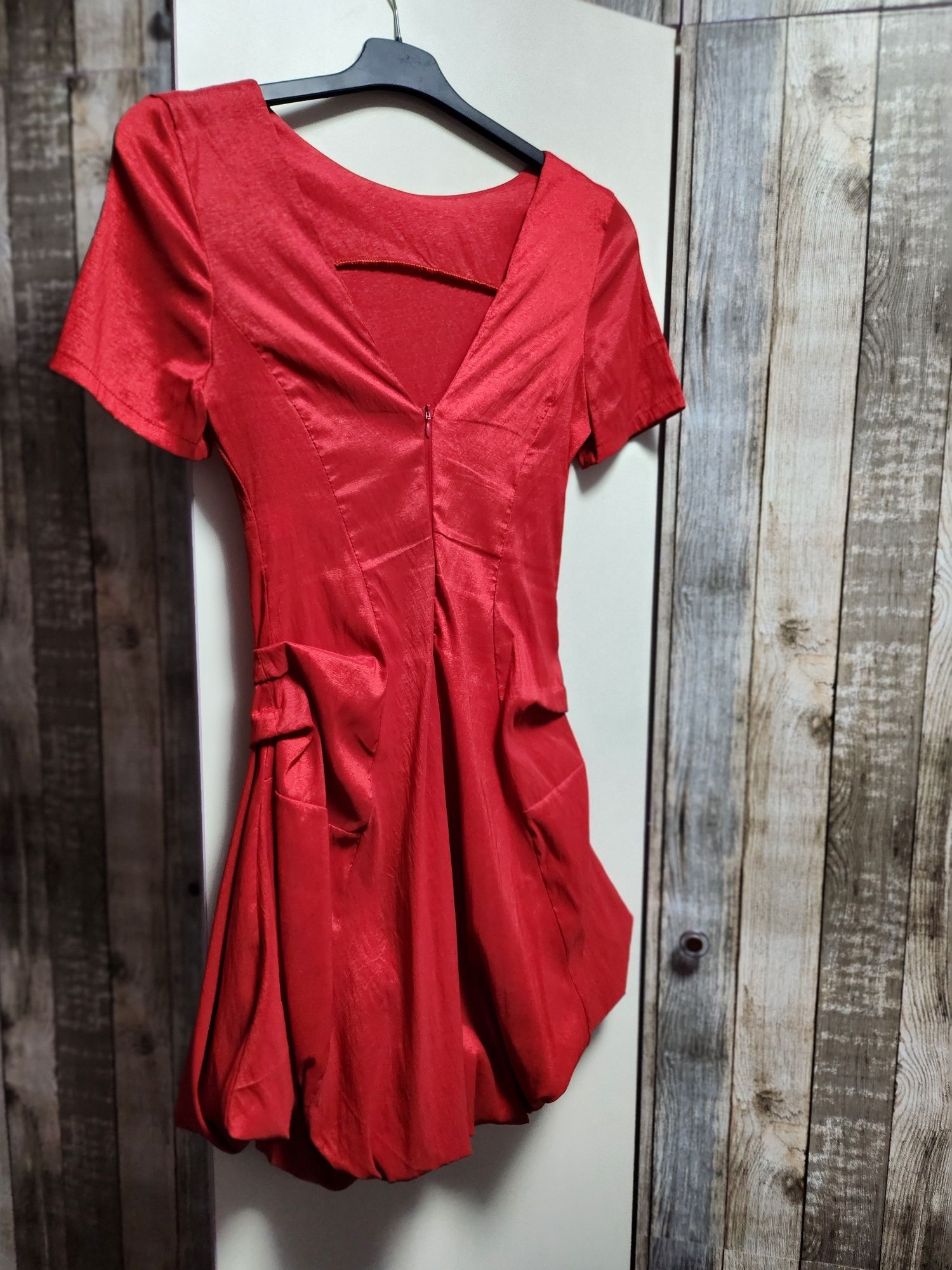 Червена рокля, размер М