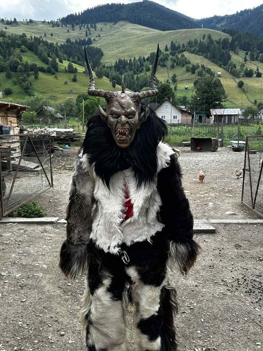 Se vinde masca krampus urgent fara defecte folosit că nou