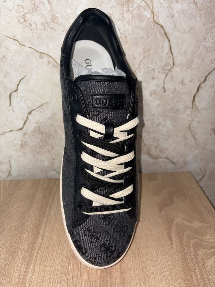 Продавам Guess обувки