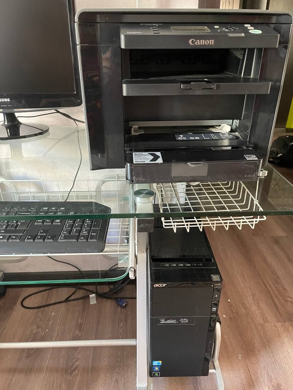 Компьютер с процессором + колонками  и  копьютерный столик