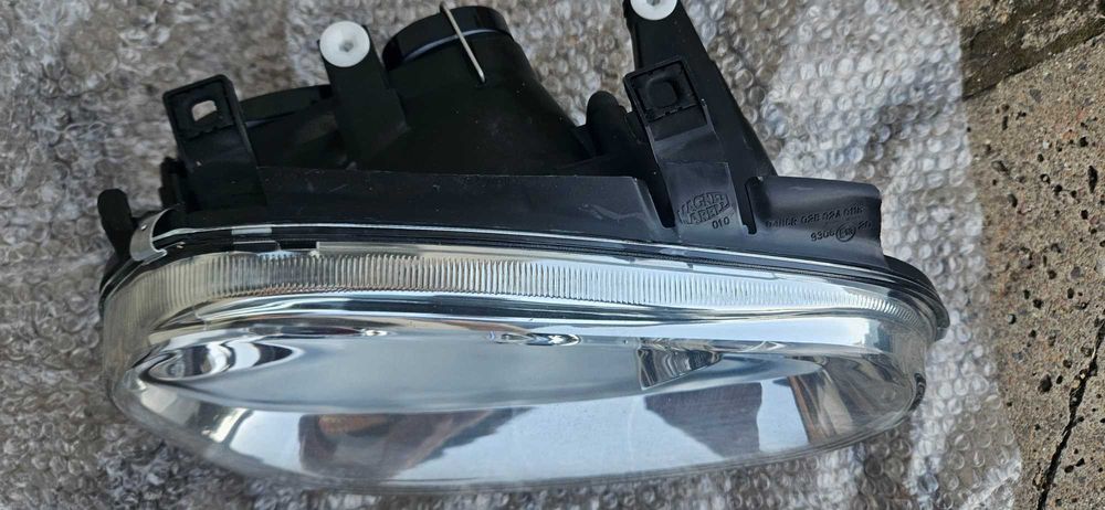 Чисто нов фар Голф 4