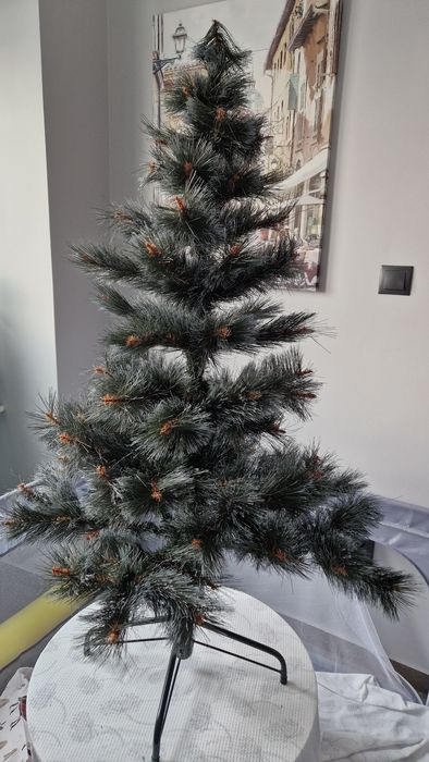 Изкуствена елха с големи иглички