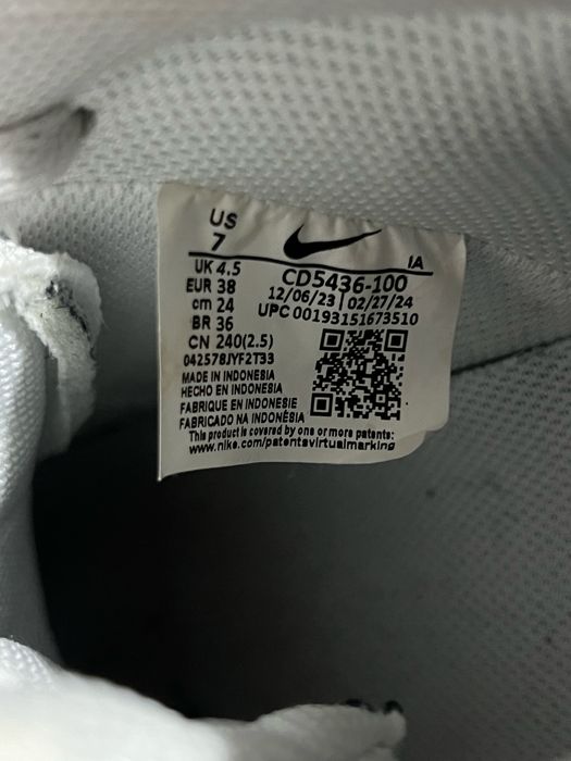 Adidasi Nike Air Force si Nike Jordan