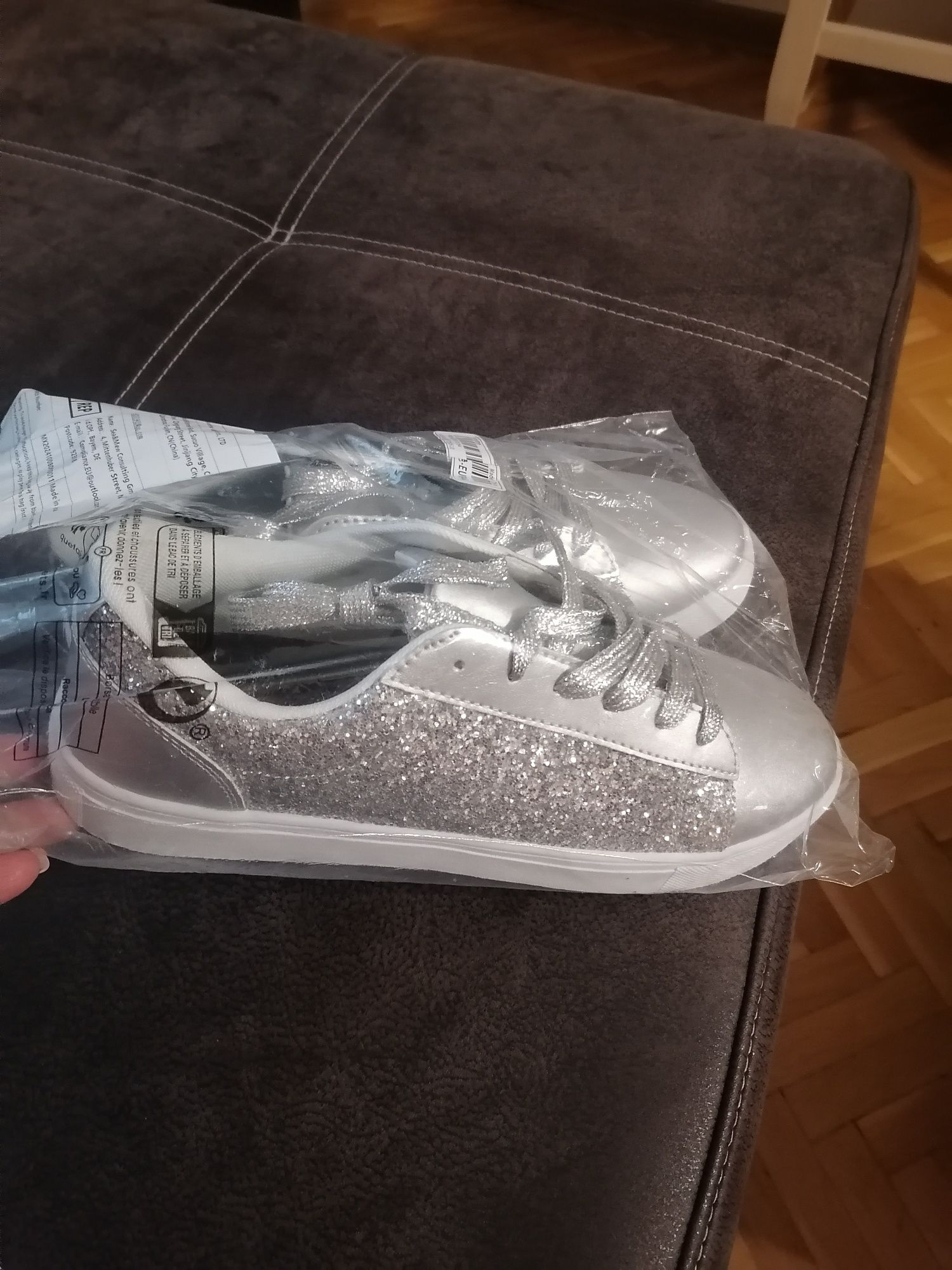Сребристи кецове