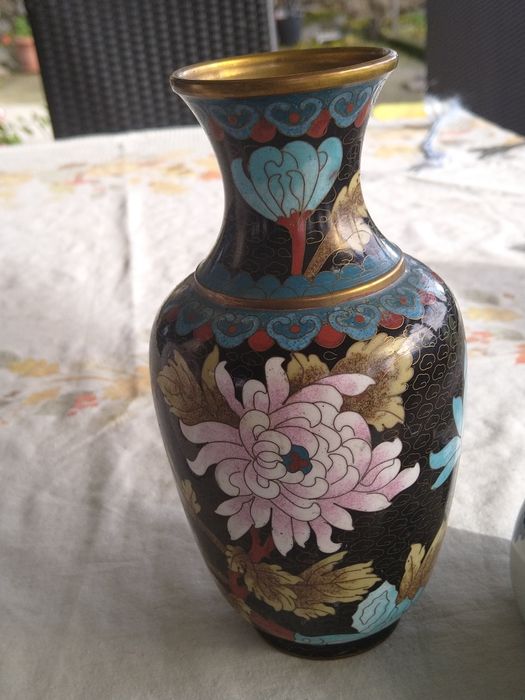 Продавам антикварна ваза бронз месинг клетъчен емайл