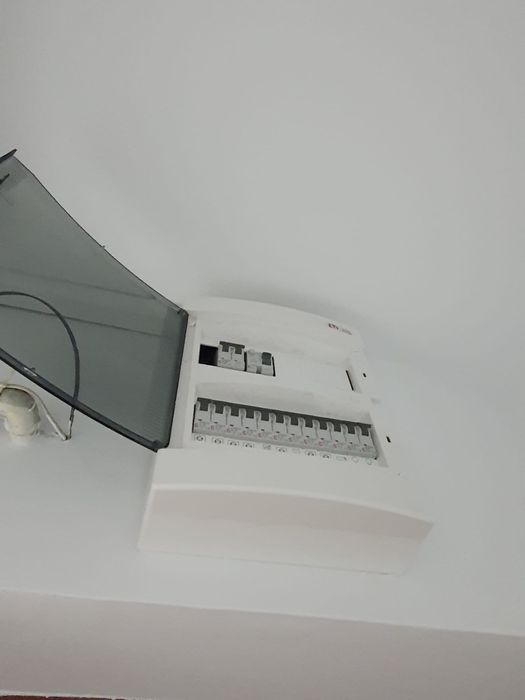 Vând apartament semidecomandat.