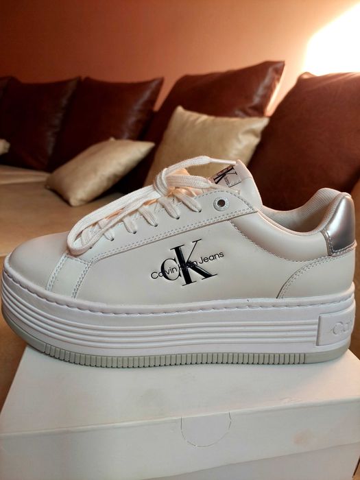 Adidasi albi, originali, noi Calvin Klein nr.39 - 26 cm talpa