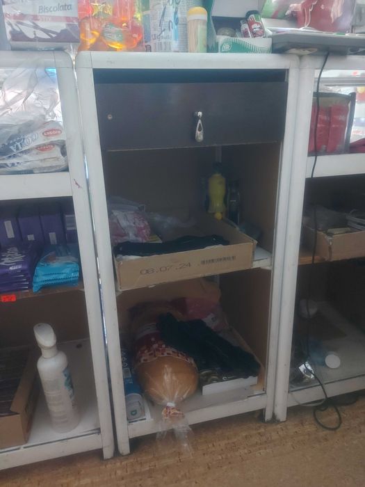 Три много запазени стелажа