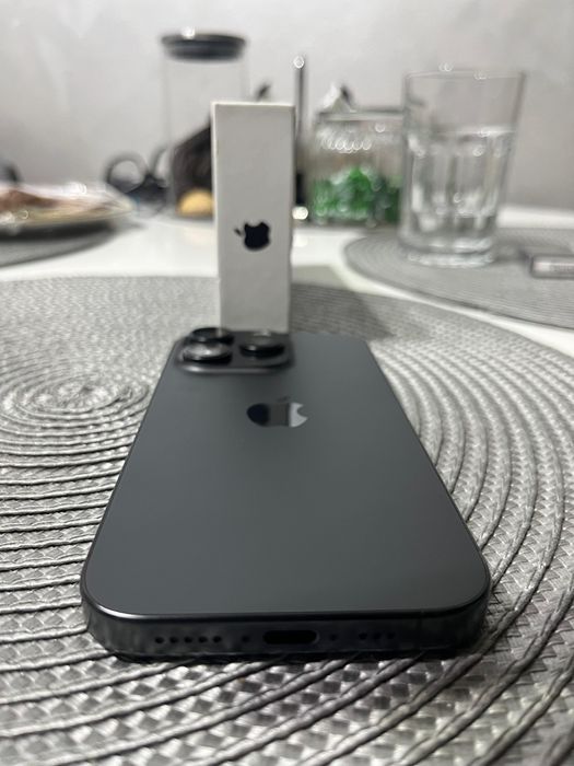 iPhone 16 pro black titanium