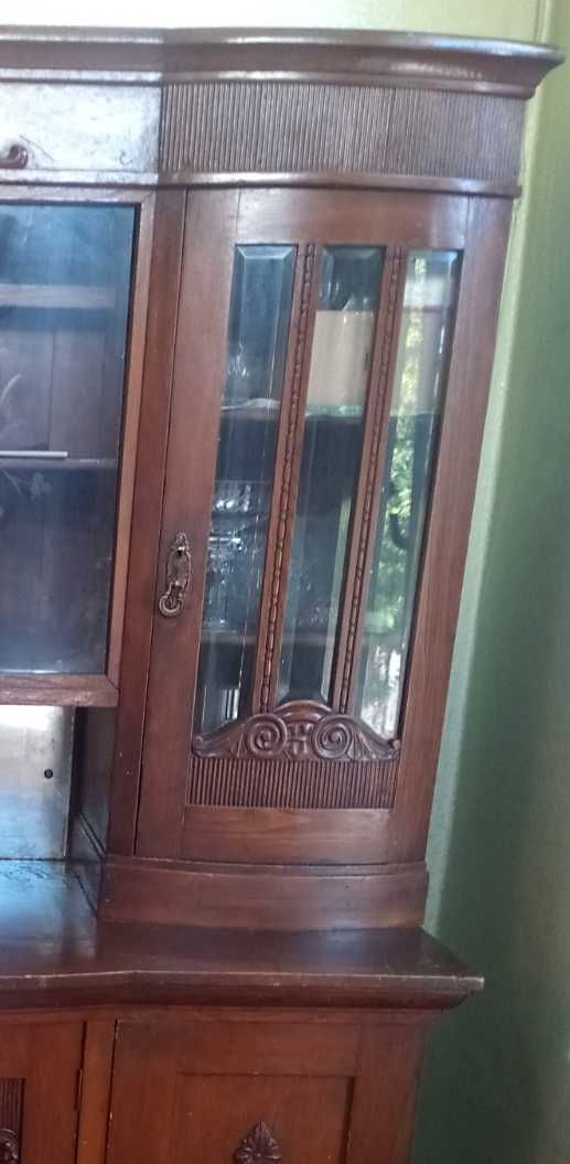 Старинен  орехов бюфет с кристални стъкла