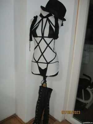 Body  si top  negre, bonus un produs la  livrare