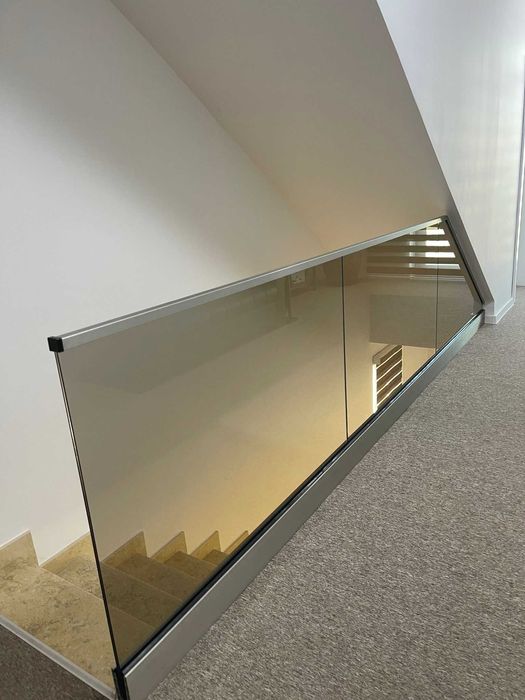Balustrada de sticla cu profil de aluminiu