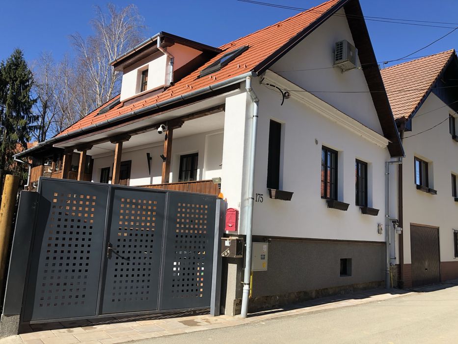 casa de vanzare, 3 dormitoare, 4 bai, garaj, pivnita