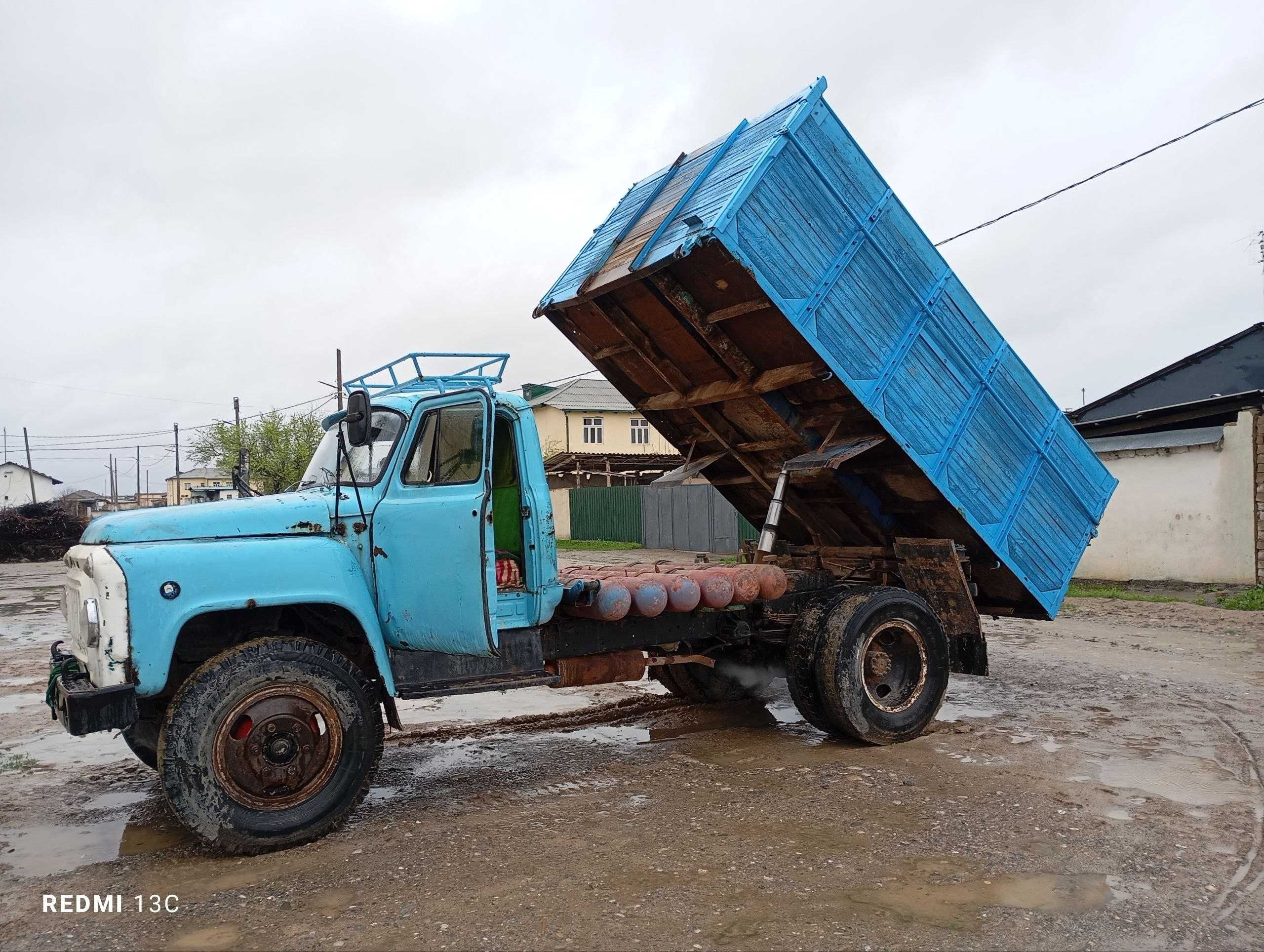 Gaz 53 samasval yurib turgan moshina.