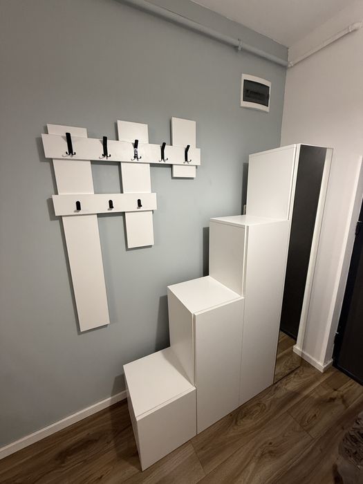 Dulap hol impreuna cu un cuier alb