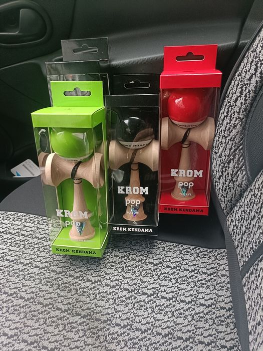 Kendama pop krom ultimele culori și bucăți ce se vede in imagine