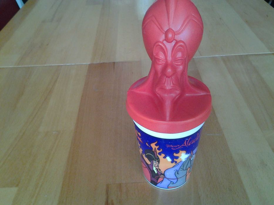 **Regele din povestea cu Aladdin, pahar cu pai 2 bucati disponibile