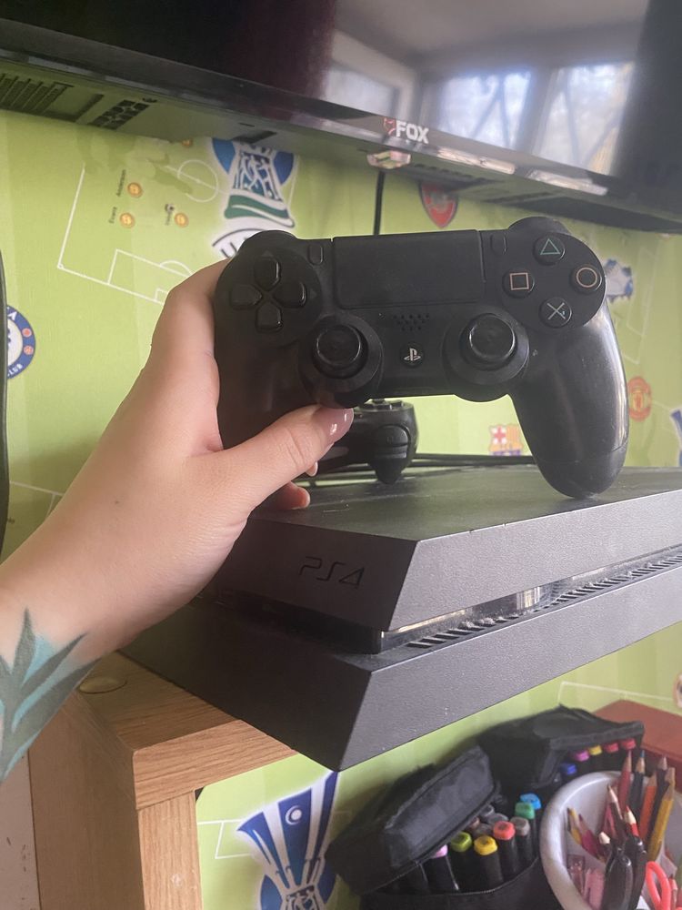 PS 4 с играми и дисками