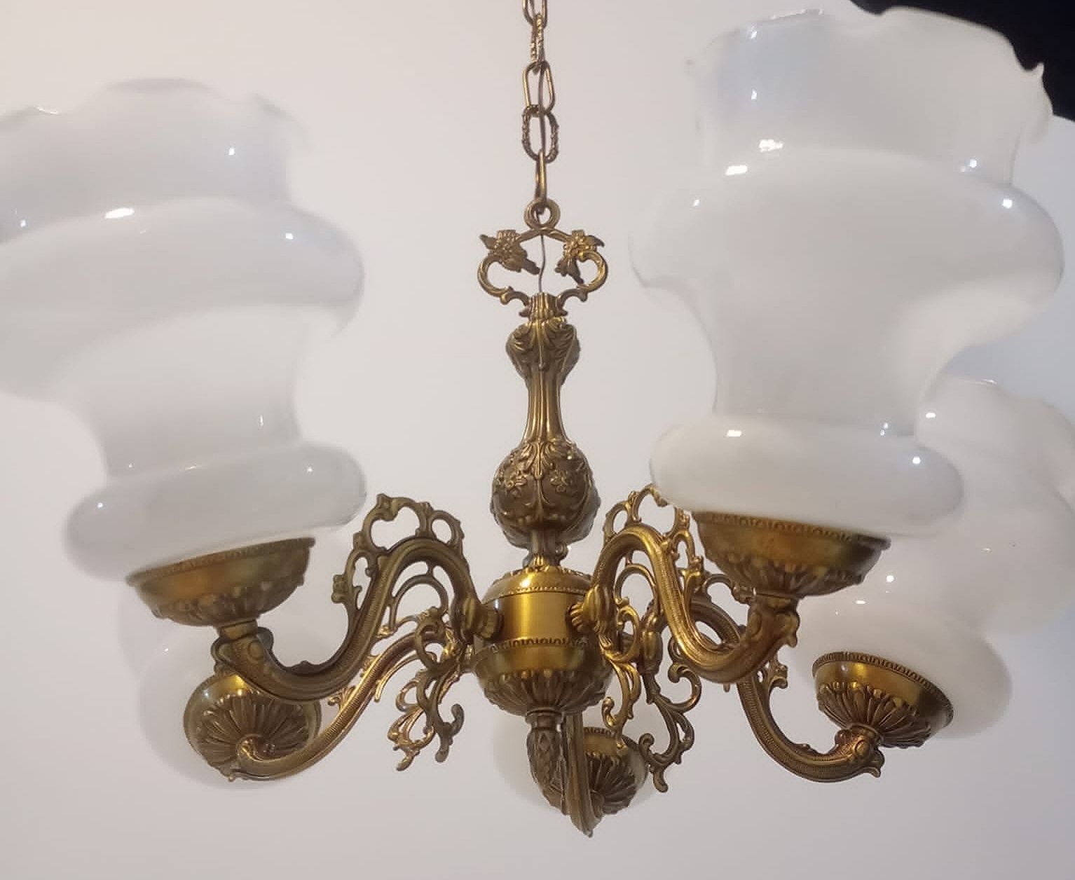 Spectaculos candelabru din bronz 5 brațe cu abajururi din sticla ,pies