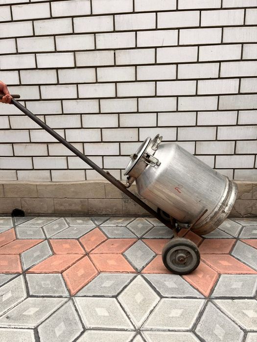 Продам флягу с тележкой