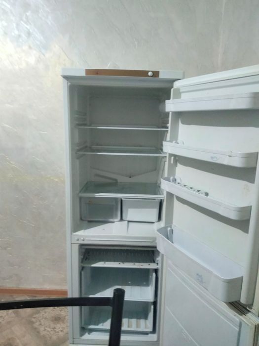 Холодильник Indezit в рабочем состоянии. Имеется морозильная камера.