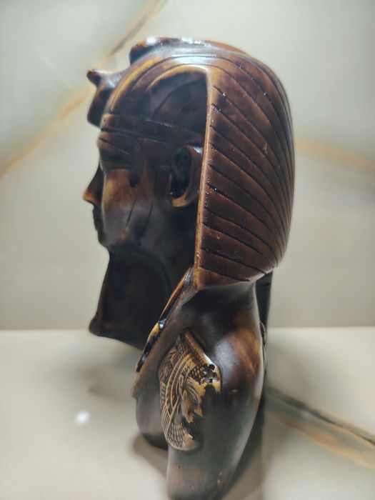 Египетски бюст и статуетка.