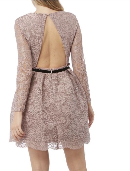 Дантелена рокля с гол гръб