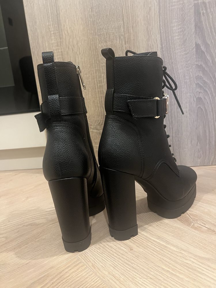 Оригинални дамски боти Guess номер 40