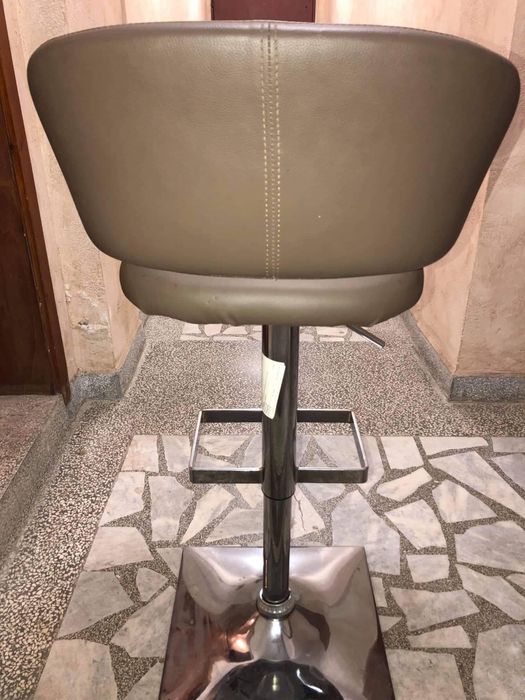 Бар стол с наранена еко кожа. В наличност един брой