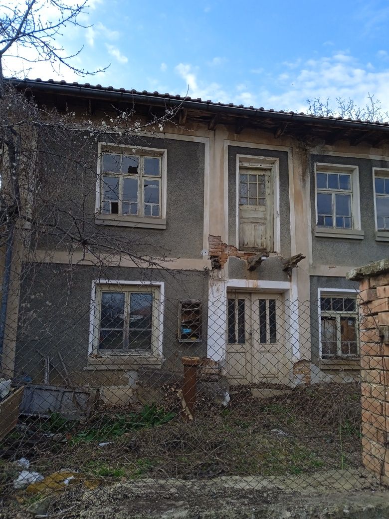 Дворно място със стара къща.