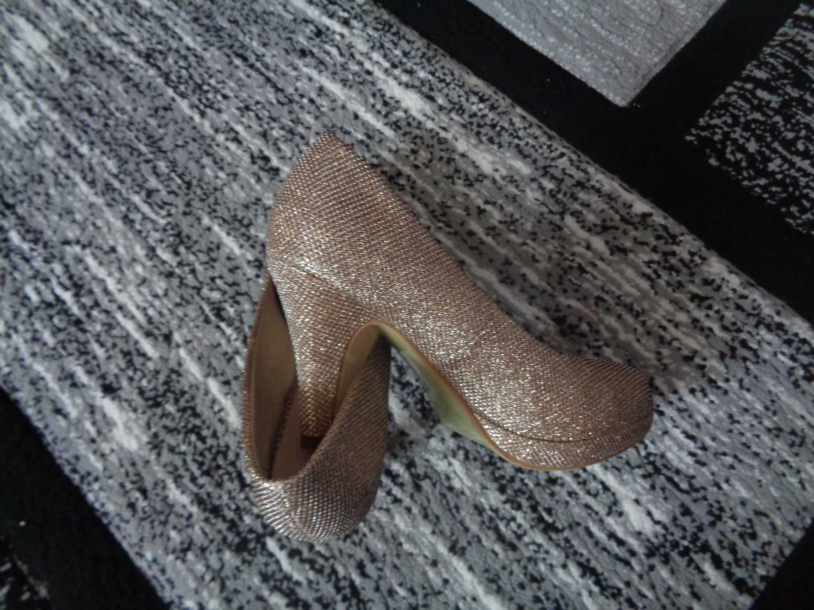 Vand pantofi de dama