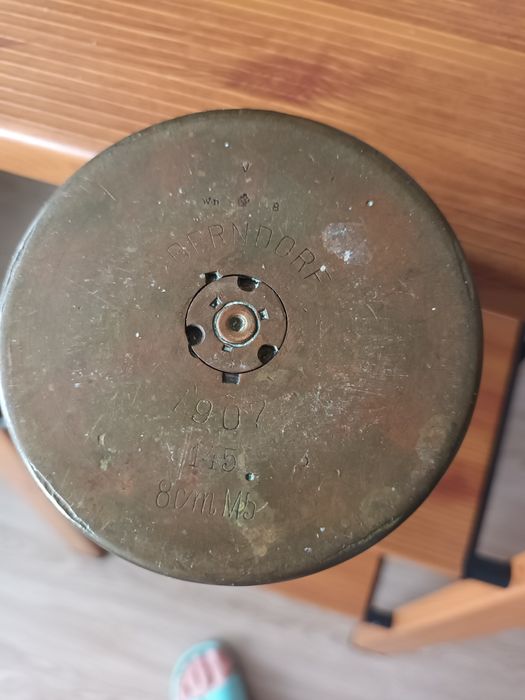 Vază decorativă din carcasă obuz inscripționată