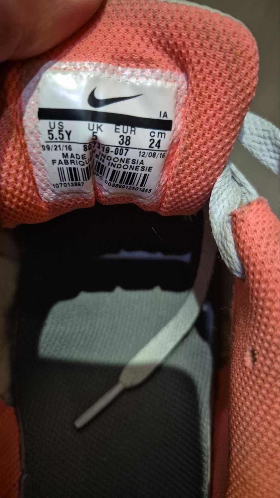 Маратонки Nike, носени