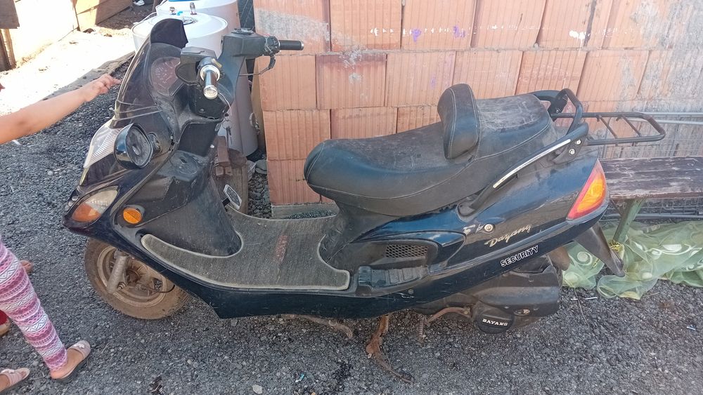 Vând scuter  sau schimb cu diverse