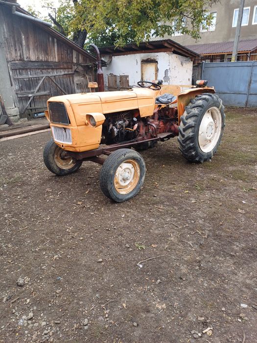 Vând tractor fiat ân 4 cilindri