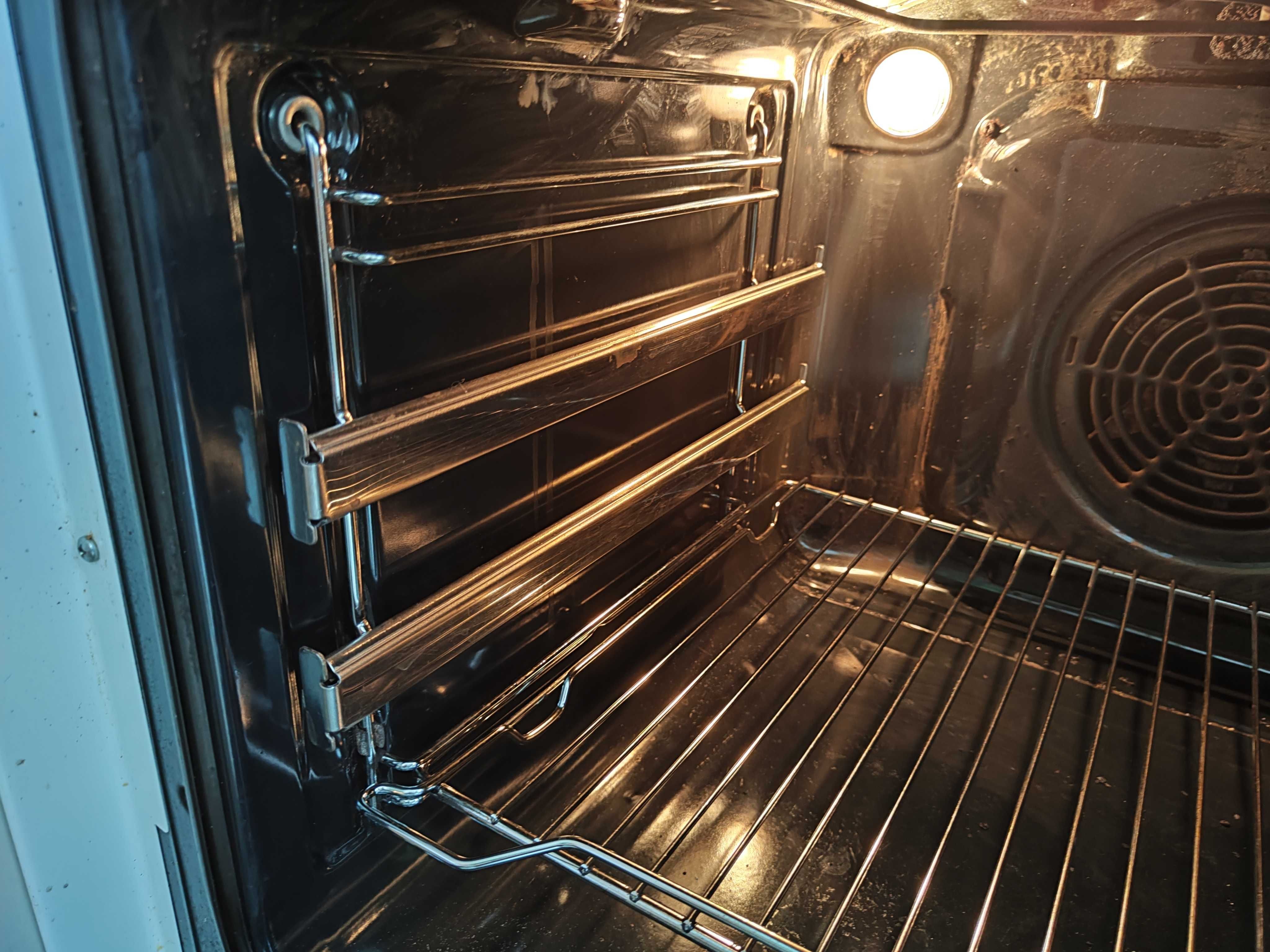 готварска печка Gorenje_керамичен плот котлони 4_2 тави_електр дисплей