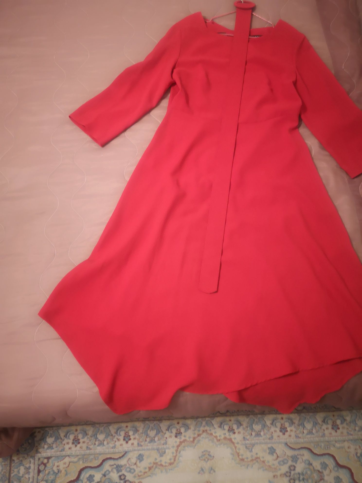Платье красного цвета